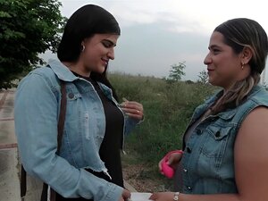 Geile Lesben haben Spaß im Badezimmer des Einkaufszentrums in cucuta