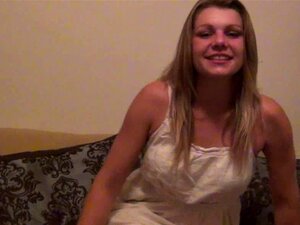 Echtes Mädchen extremer Fetisch strippt versuchte Faust anal DP