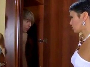 MILF förförd av en pojke. Sexig styvmor älskar färska pojkars