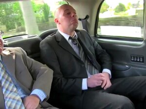 Bigtit reife Cabbie wird im Taxi durchgenommen
