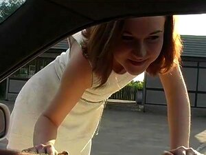 Nutte lutscht im Auto. Du denkst, nur Männer holen Mädchen ab und