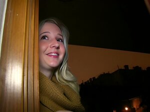 PublicAgent frische Blondine kommt auf der Suche nach Sex für Geld