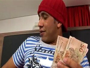 Arvokas tranny työskentelee huulillaan