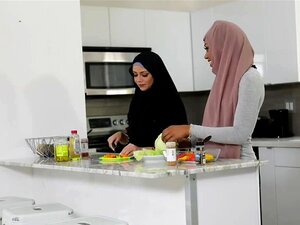 Stiefbruder leckt und fickt seine Hijab, trägt eine schwarze