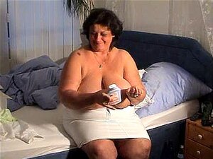 Oma Marielle zeigt ihre behaarten Titten