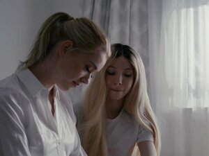 Kenzie Reeves tricks Anny Aurora in lesbische seks