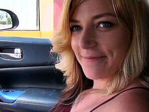 La ragazza lasciva e birichina adora i cazzi densi eretti un sacco