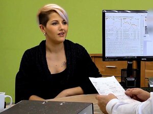 LOAN4K. Wenn eine heiße Braut Geld fürs Geschäft braucht, ist