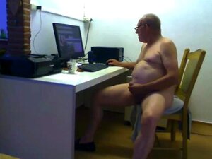 Opa spritzt vor der Webcam ab