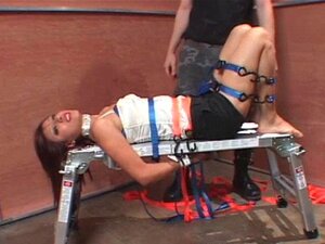 Gefesselte Brünette wird *** und gefickt. BDSM *** für eine versaute