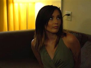 Ein perverser Polizist darf eine heiße Braut knallen. Eine heiße