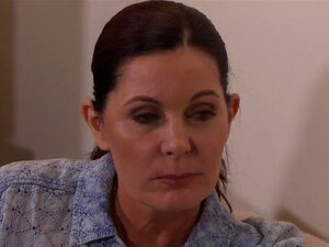 Roodharige tranny in een trio met een rijp stel