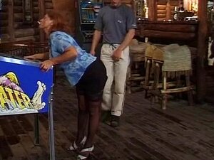 Una milf barista viene scopata da un cliente più giovane