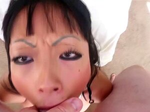 Salope asiatique suce une bite
