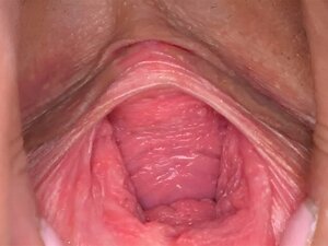 Eigenartiges tschechisches Kätzchen spreizt ihre gespreizte Vulva bis