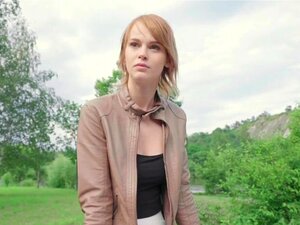 Public Agent Rothaarige Ariela Donovan lutscht Schwanz für Geld