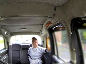 Истетовирана курва јебана у такси.