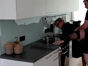 Deutsche Oma rasiert sich ihre Muschi