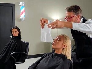 Kinky Friseur leckt und fickt Fotze während der Zeit bei der Arbeit,