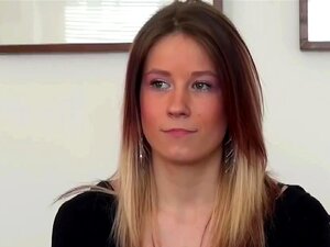 Ein hübsches ungarisches Mädchen mit eng anliegendem Körper macht