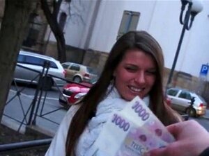 Sexy Amateur-Tschechin zeigt ihre großen Titten und ihre gefüllten