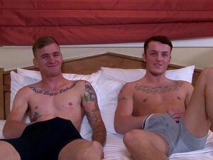 Ryans drückt seinen großen Schwanz in den weichen, engen Arsch von