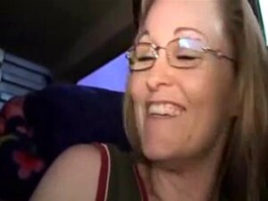 autorijden en fisting rijpe vrouw achterin...BMW