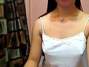 Unterwürfige Amateur-Brünette mit kleinen Titten