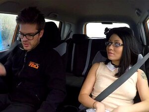 Pieni aasialainen panee ohjaajaansa