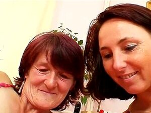 Behaarte Oma wird von einer busty reifen Lesbe mit Spielzeug