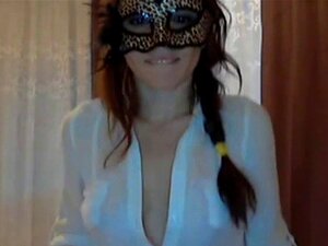 Busige maskierte heiße Braut masturbiert und zeigt sich. Köstliche