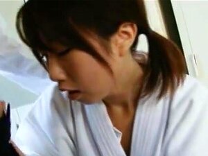 Süße Chika Sena wird im Umkleideraum in ihrem Kimono gefickt. Dieser