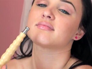 Die schwarzhaarige Amateur-Süße Olga Snow mit natürlichen Titten