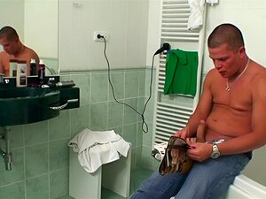 Mollige Schwiegermutter hilft ihm beim Abspritzen