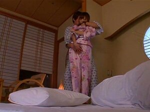 Die asiatische Süße Aino Kishi wird hart in ihrem Seidenkimono