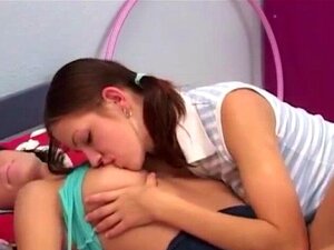 Duas mulheres super sexy têm o suficiente de suas tarefas de casa e