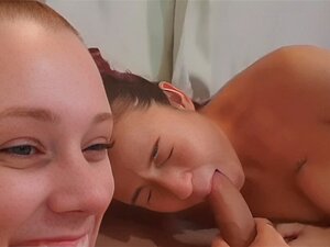 Ich nahm die beiden jungen Mädchen mit nach Hause und sie lutschten