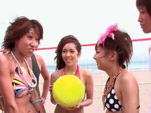 Zwei asiatische Mädels werden gefickt. Zwei asiatische Mädels werden