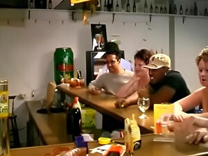 Gruppenorgie in der niederländischen Bar
