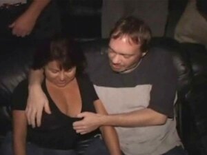 Großbusige Latina-MILF bekommt Sperma in einem Pornotheater!