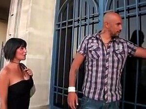 Uskomaton isot luonnolliset tissit -video tatuoinneilla,