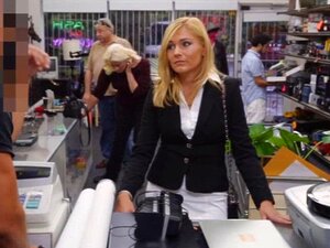 Het blond milf pantsätter sin fitta och knullas på bönderna. Het