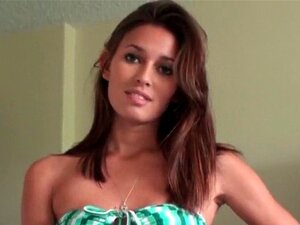 Hete latina schat geeft haar beste pijpbeurt in POV. Latina lieve