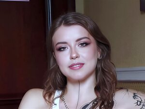 Erleben Sie das wilde Vergnügen mit der tätowierten Eden Ivy in