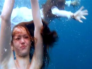 Drei Mädchen strippen im Meer