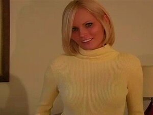 Прелепа курчина у фенси хеланкама