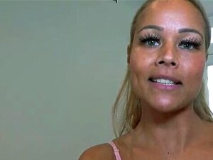 Ich ficke einen Lieferjungen, während ich meine Pizza esse: SASHA