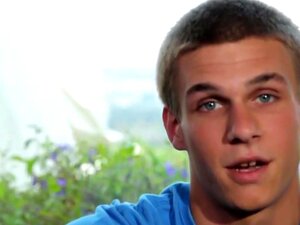 Twink gioca con il culo da solo. Twink gioca con il culo da solo e