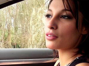 Die französische, schlanke Brünette Nikita gibt dem Fremden einen