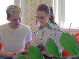 Spex-Studentin wird nach langsamem Vorspiel gefickt. Spex-Studentin